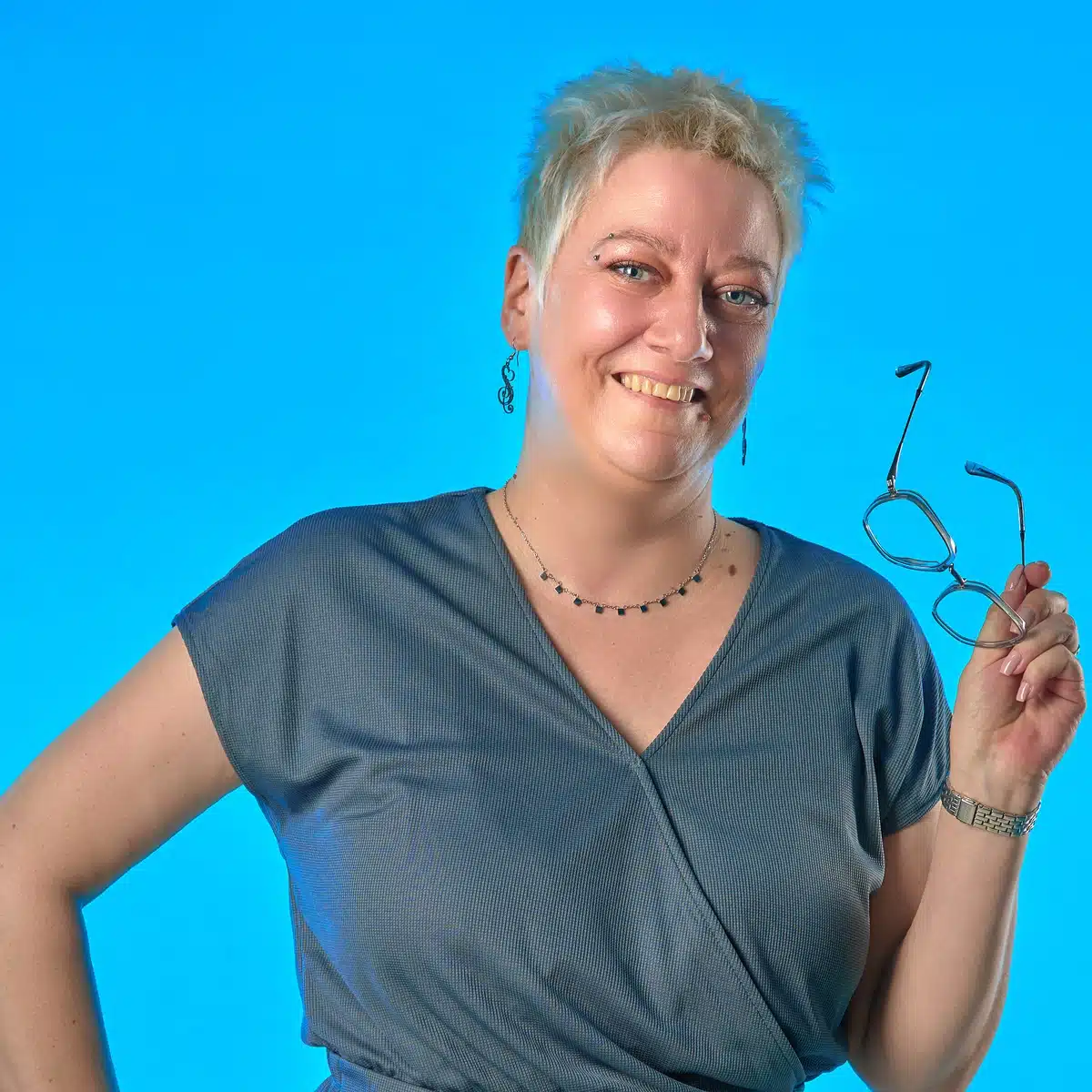 Emmanuelle Le Clanche, lunettes à la main, prête pour votre bilan patrimonial à Avignon