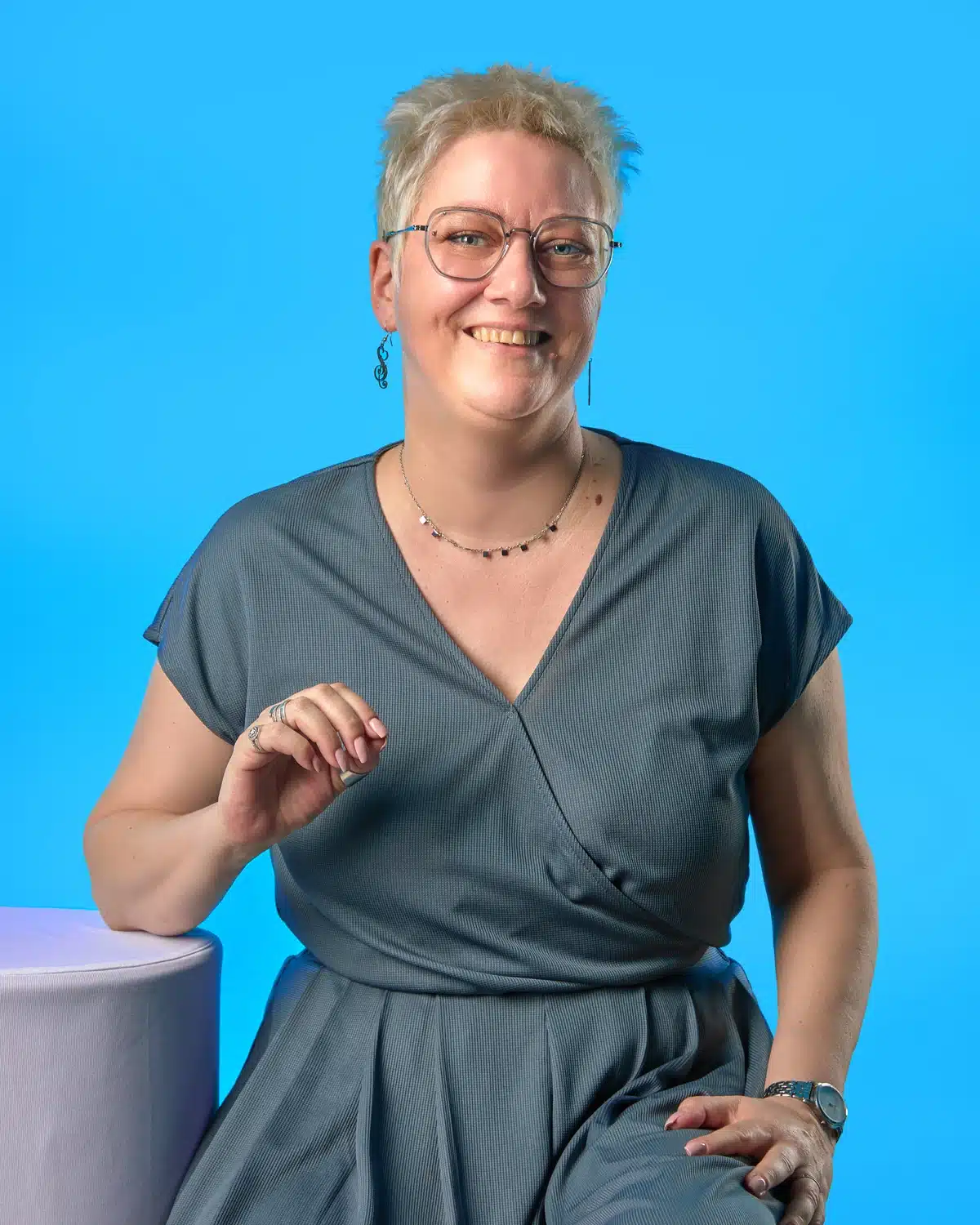 Emmanuelle Le Clanche, conseillère en gestion de patrimoine à Avignon, explique avec le sourire